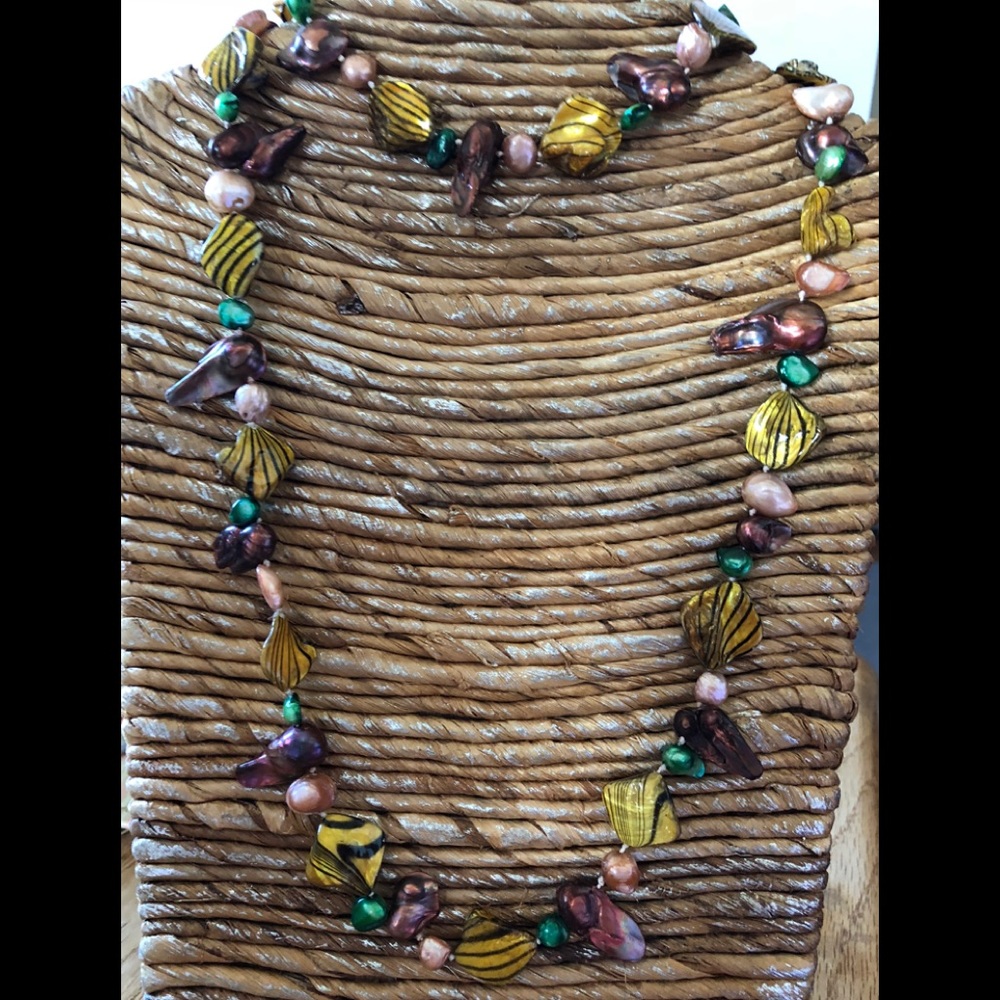 ✨NEW✨COLORED PEARLS AND SHELL PEARLS NECKLACE🛍🎀